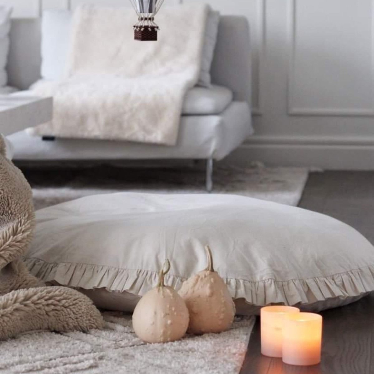 Large Kids Floor Cushion with Ruffled Edge - Ecru - Round, 100 cm - Tiny Tugz™