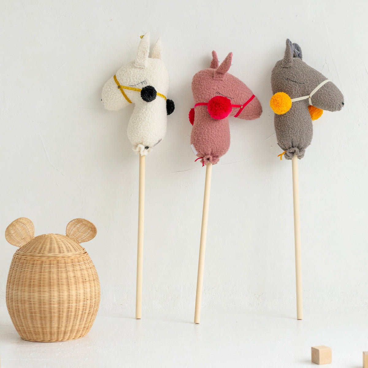 Bouclé Llama & Alpaca Hobby Horse Stick Toy – Ecru