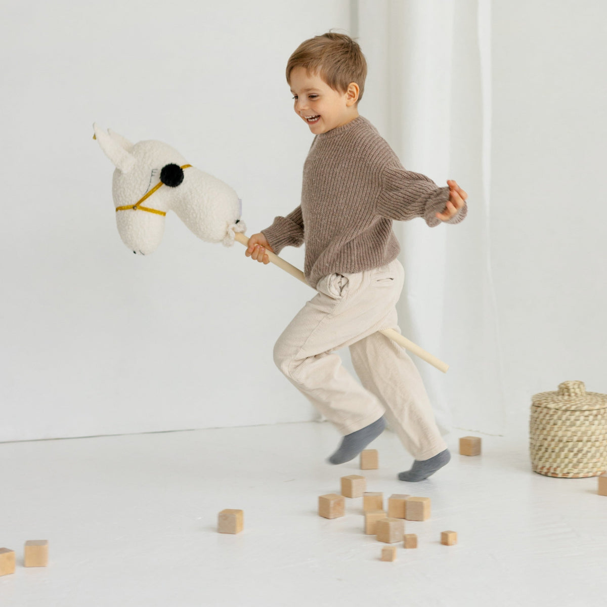 Bouclé Llama & Alpaca Hobby Horse Stick Toy – Ecru