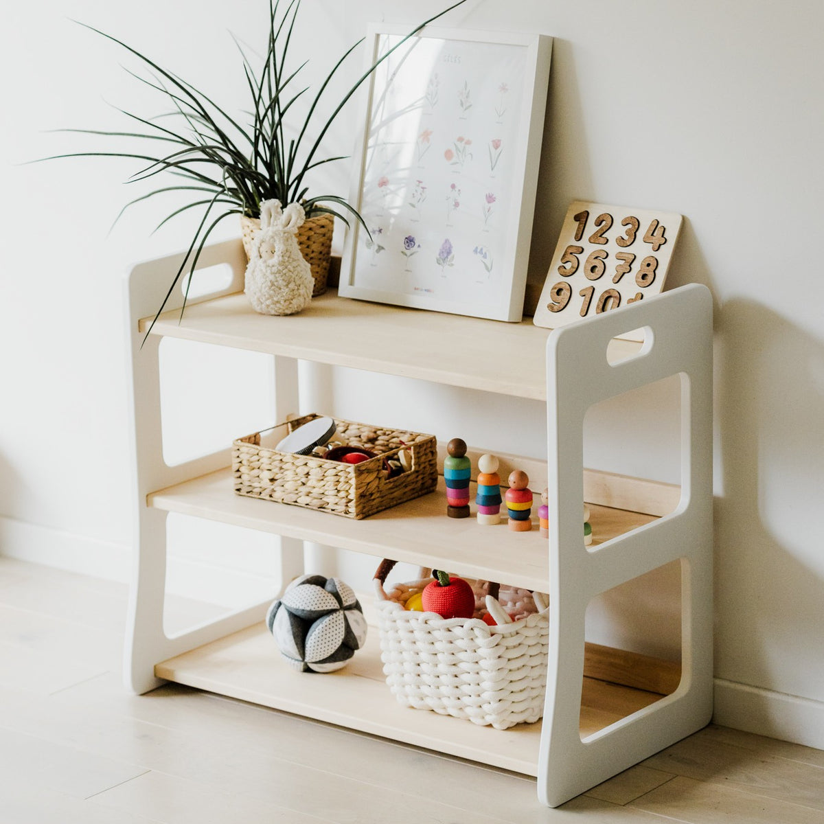 Montessori Toy Shelf Maxi — close-up of solid birch wood construction