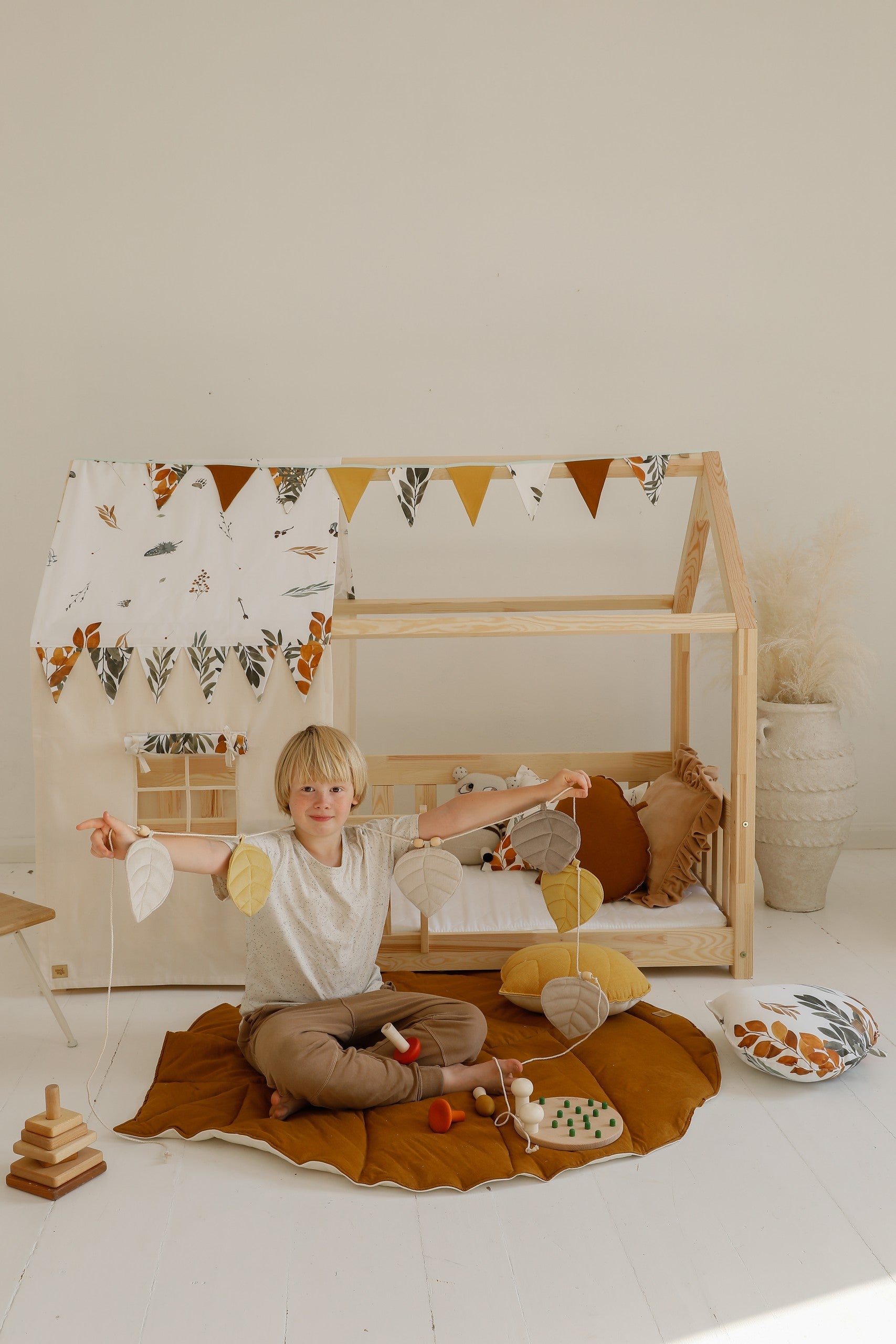 Organic Cotton and Linen Leaf Playmat - Caramel