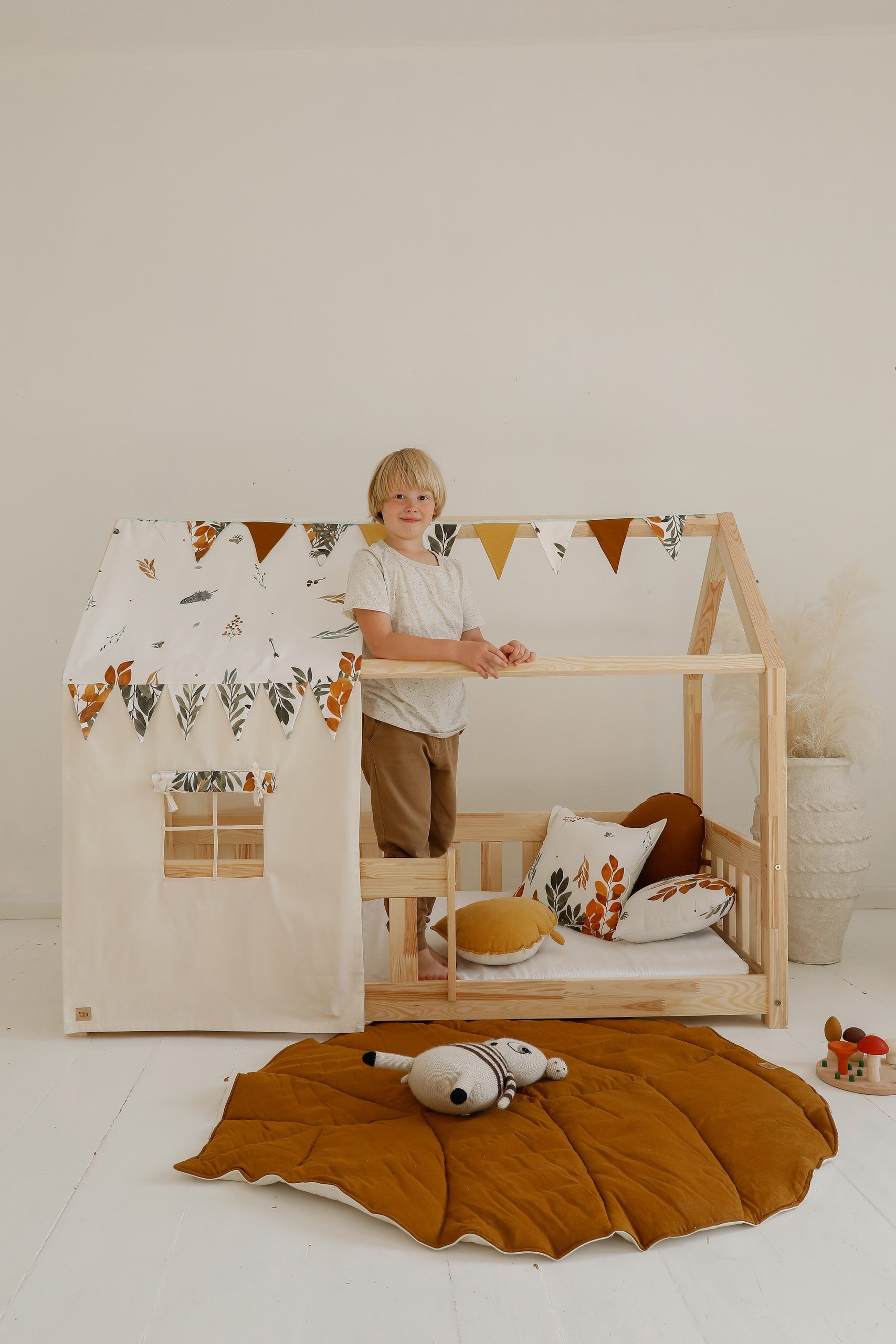 Organic Cotton and Linen Leaf Playmat - Caramel