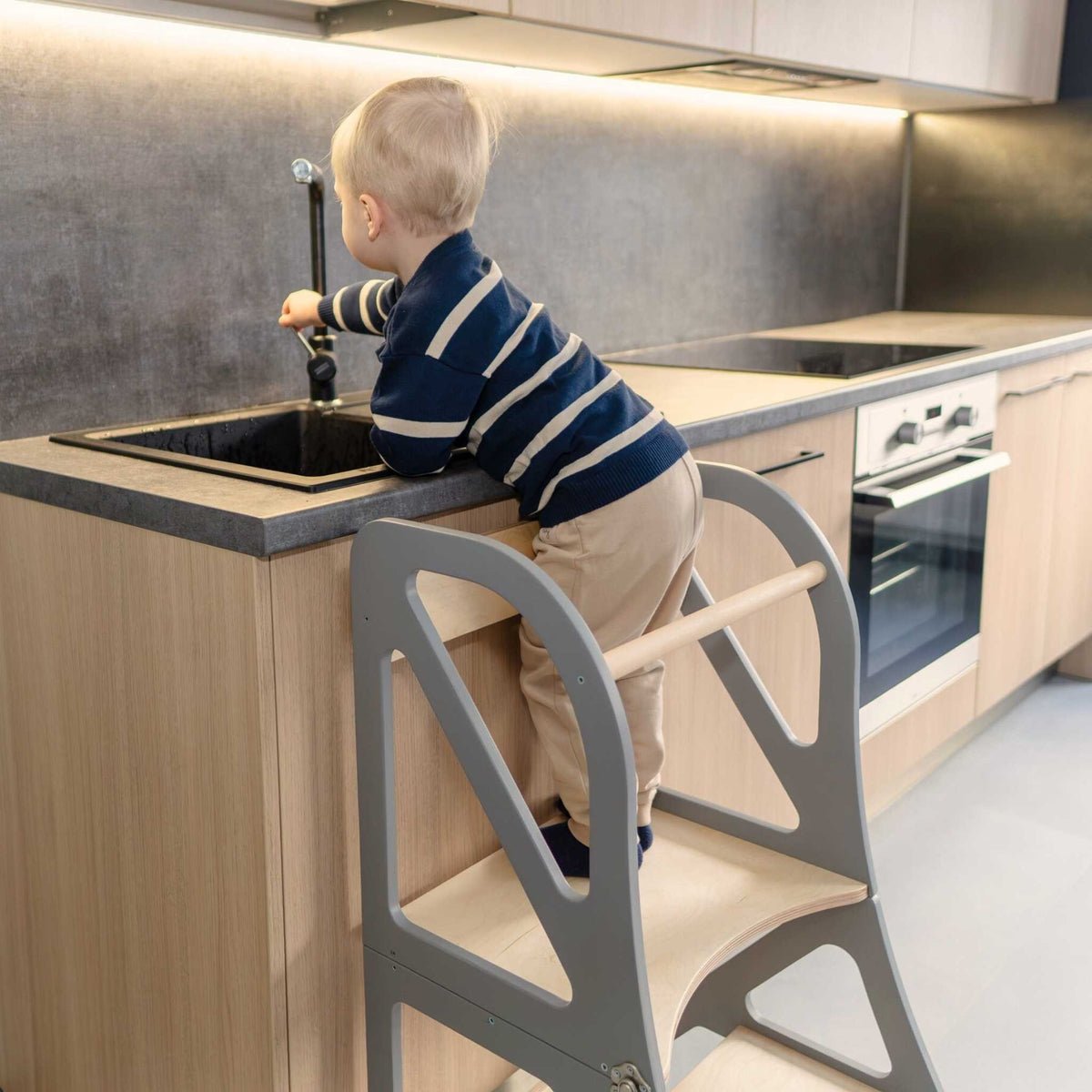 Securestep™ 2-in-1 Montessori Kitchen Tower for Toddlers (18M–6Y) - Tiny Tugz™