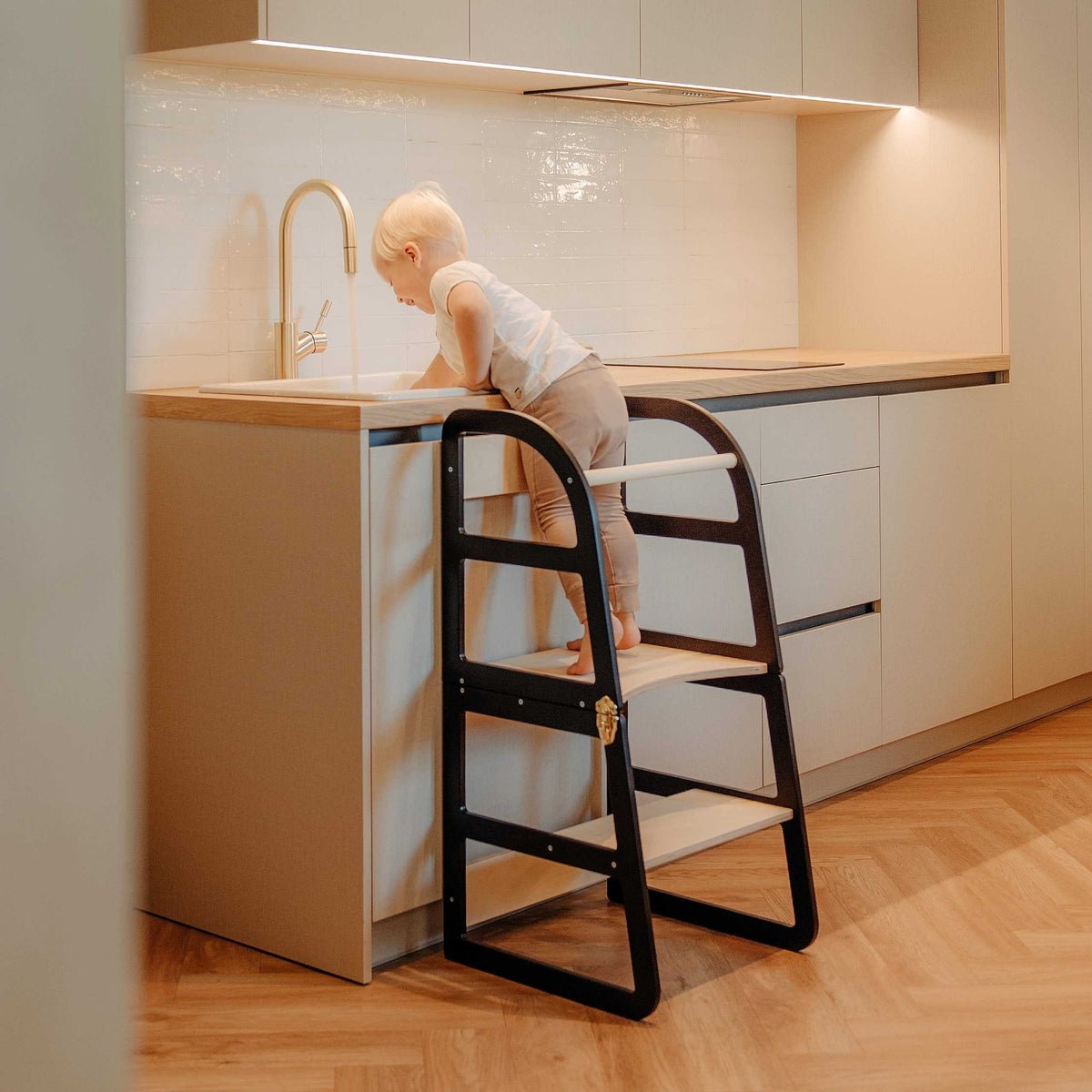 Sleekstep™ 2-in-1 Montessori Kitchen Tower for Toddlers (18M–6Y) - Tiny Tugz™