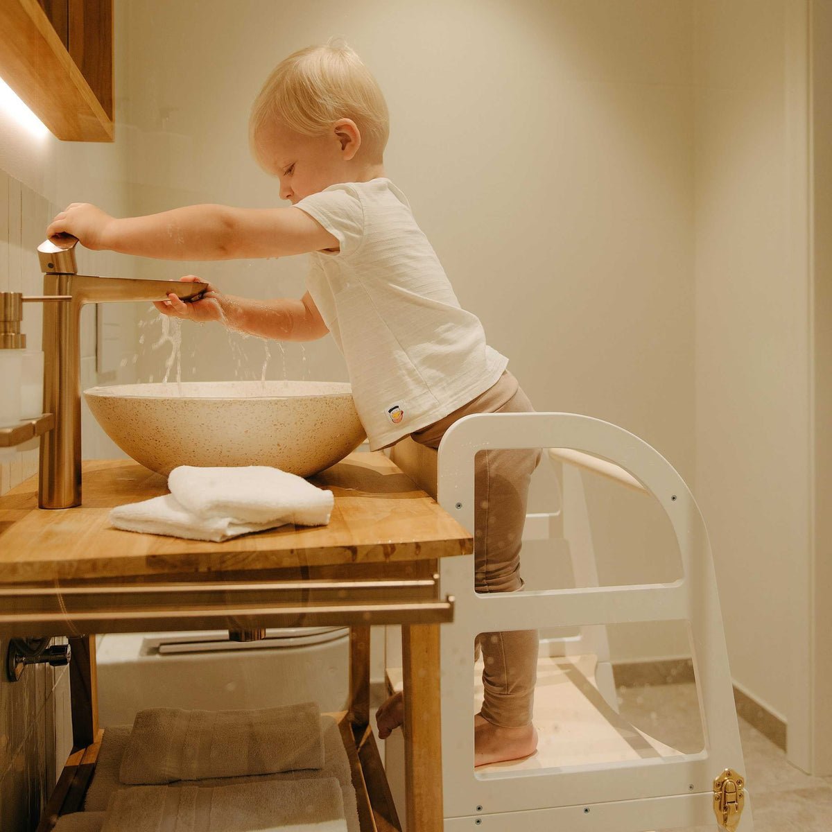 Sleekstep™ 2-in-1 Montessori Kitchen Tower for Toddlers (18M–6Y) - Tiny Tugz™